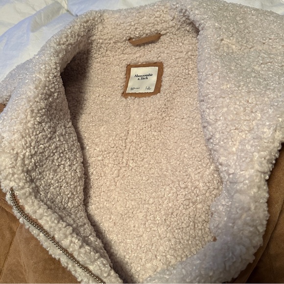 Abercrombie & Fitch Tan Suede & Sherpa lining zip up coat- cropped style Size L - Picture 3 of 4